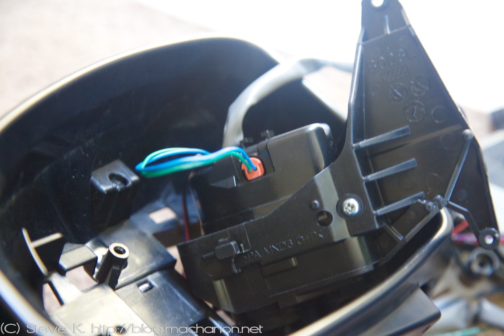 3rd gen Prius JDM power folding side mirrors DIY guide: Plug the GRN and BLU wires into the JDM motorized hinge